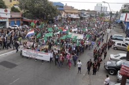 Marcha de trabajadores y campesinos durante la huelga general en Paraguay.