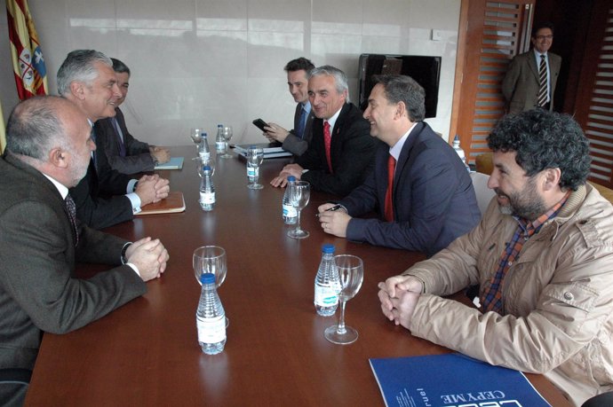 Antonio Suárez se ha reunido con representantes empresariales de Teruel. 