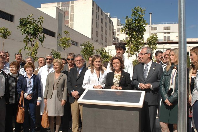 Asistentes a la inauguración del Jardín de los trasplantes