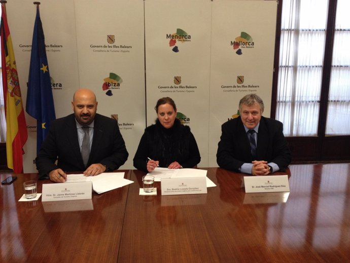 Firma del convenio con Productors Balears d'Ametlles i Garroves 