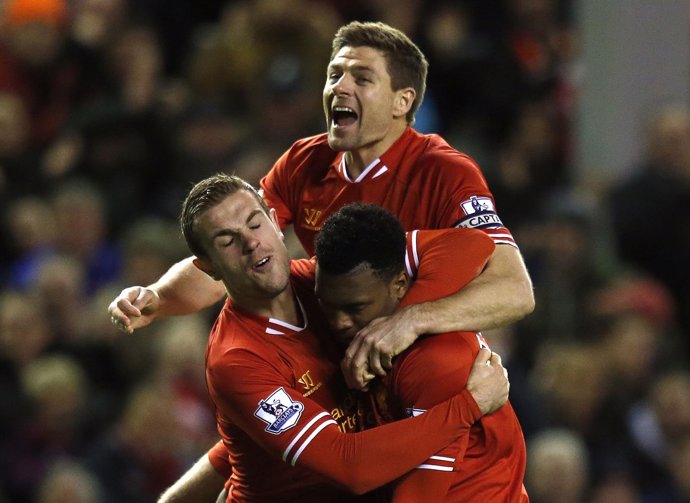 Gerrard celebra un tanto del Liverpool