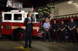 El Presidente De EEUU Barak Obama En Un Cuartel De Bomberos