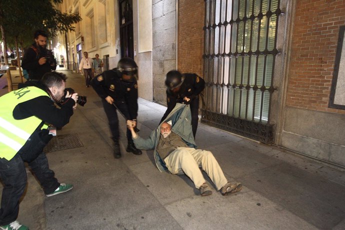 Enfrentamientos ante el Congreso entre manifestantes del 25S y policía