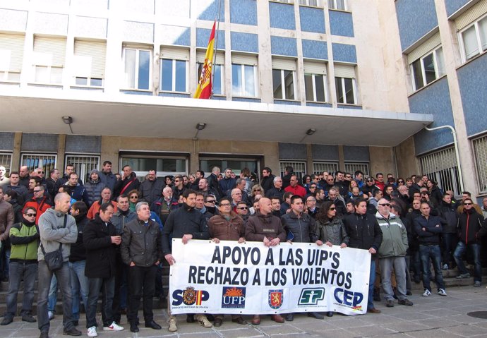 Sindicatos se han concentrado para rechazar las agresiones a policías en el 22M