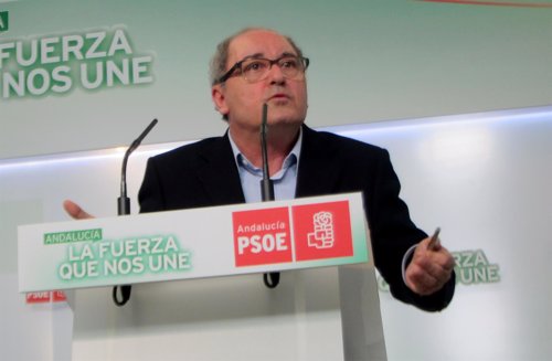 Juan Cornejo en rueda de prensa en el PSOE-A