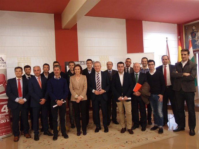 Foto de familia de los presentes en la presentación de la I Maratón Logroño  