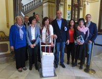 Colectivos presentan en el registro municipal más de 36.600 firmas contra el nuevo sistema tarifario de Emasa