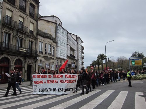 Salida de la manifestación del Sindicato de Estudantes en Santiago