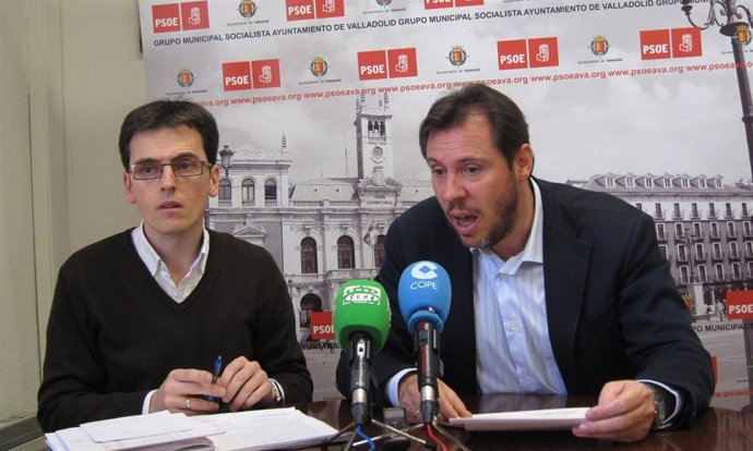 Los concejales del PSOE Pedro Herrero (izda) y Óscar Puente (dcha)