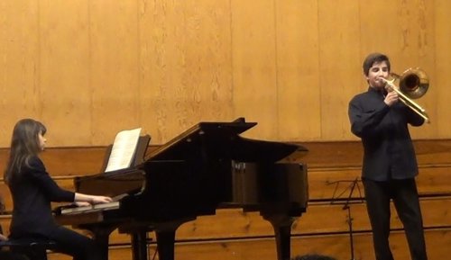 Actuación de Alberto y Paula Belzunegui en Leioa. 