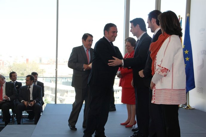 Bendodo y Prado recogen placa merito turístico living costa del sol