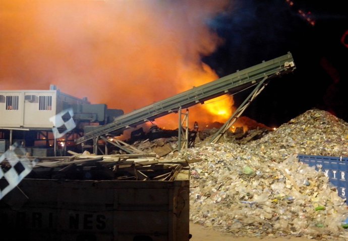 Incendio en una planta de reciclaje en Torrent.