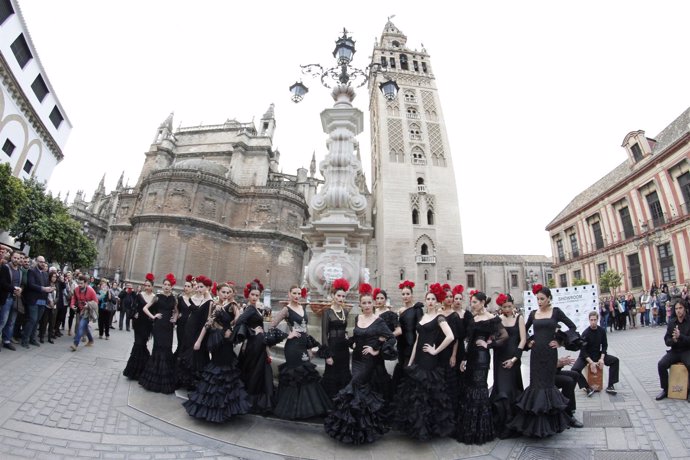 Desfile en Sevilla conmemorativo de los 20 años de Simof