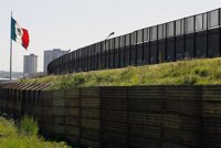 Inmigrantes mexicanos son deportados a pie