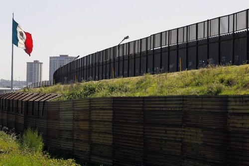 Un muro de miles de kilómetros impide el paso de los inmigrantes