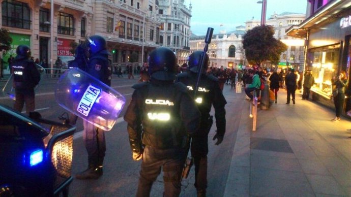 Agentes antidisturbios durante la protesta