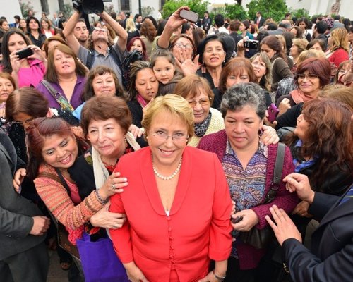 La presidenta de Chile, Michelle Bachelet, rodeada de mujeres
