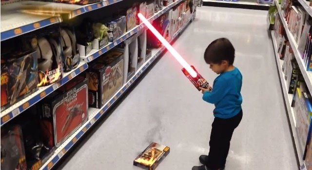 Aprendiz de Jedi en una tienda de juguetes