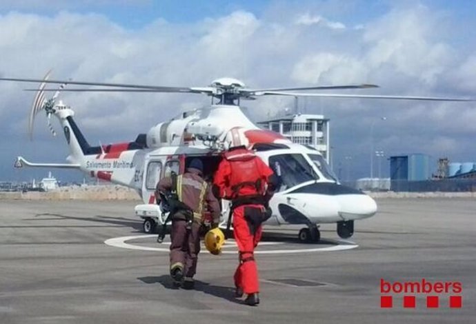 Bomberos trasladándose al incendio de un barco en Tarragona