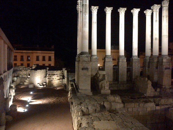Imagen nocturna del Templo Romano