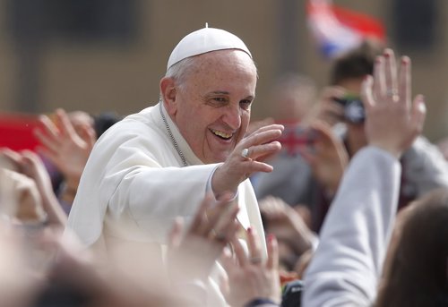 El Papa Francisco saluda a su llegada a la audiencia de los miércoles. 