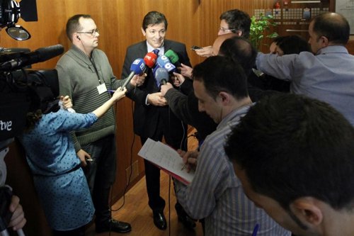 Javier Fernández en los pasillos de la Junta General