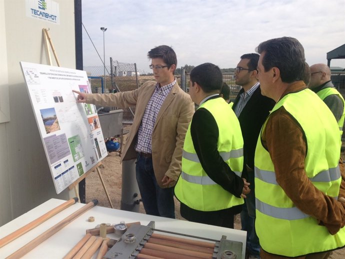 Francisco Reyes visita el centro de tratamiento de residuos del Guadiel