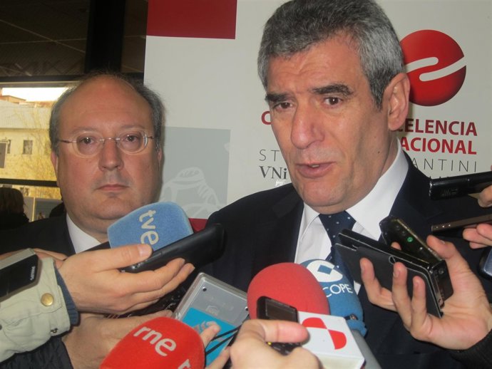 Julio Villarrubia atiende a los medios de comunicación