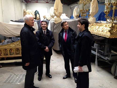 Suárez en su visita al almacén donde se guardan los pasos de Semana Santa