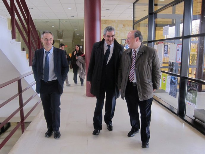 Julio Villarrubia (centro), a su llegada a la Facultad de Derecho de la USAL