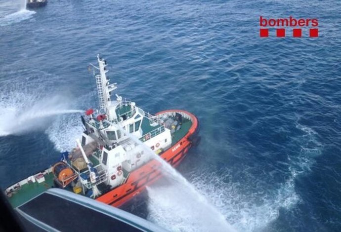 Bomberos trabajando en el barco incendiado en Tarragona