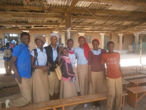 Nora y sus amigos en su colegio en Chad