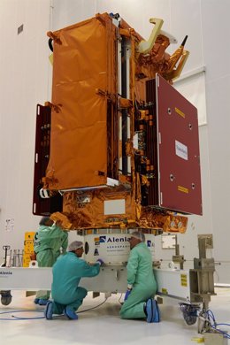 El satélite de la ESA Sentinel-1 completamente cargado