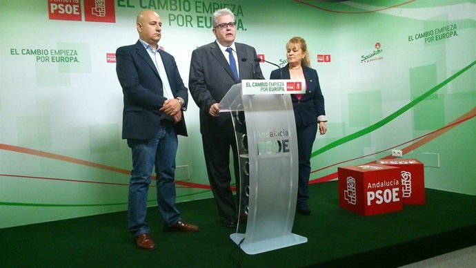 Elorrieta junto a Adela Segura, en rueda de prensa