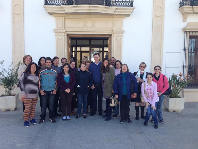 Domingo Delgado con varios trabajadores indemnizados
