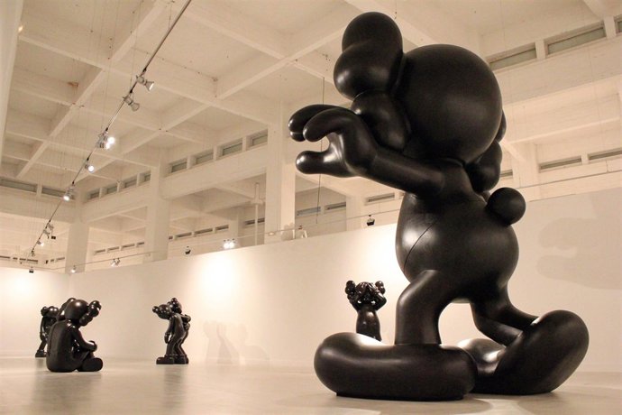 Figuras de la exposición de Kaws en el CAC Málaga.