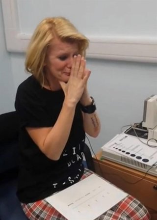 Joanne Milne durante el encendido del implante