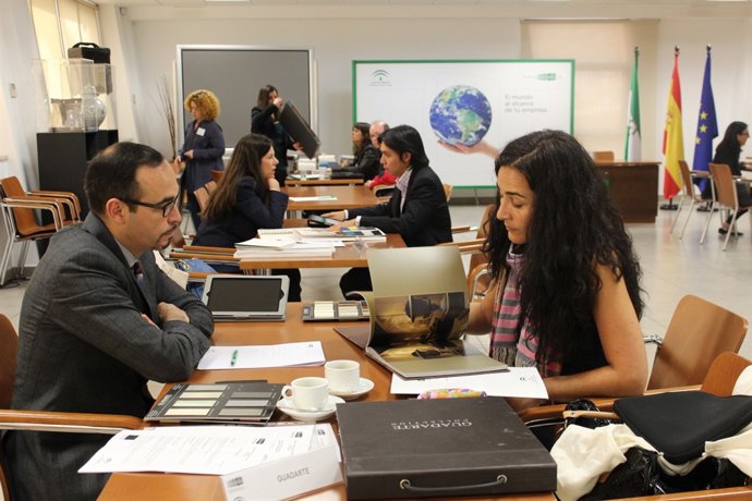 Entrevistas con agentes internacionales de empresas de muebles y decoración.