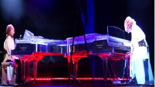 El pianista Yoshiki y su holograma en el festival SXSW