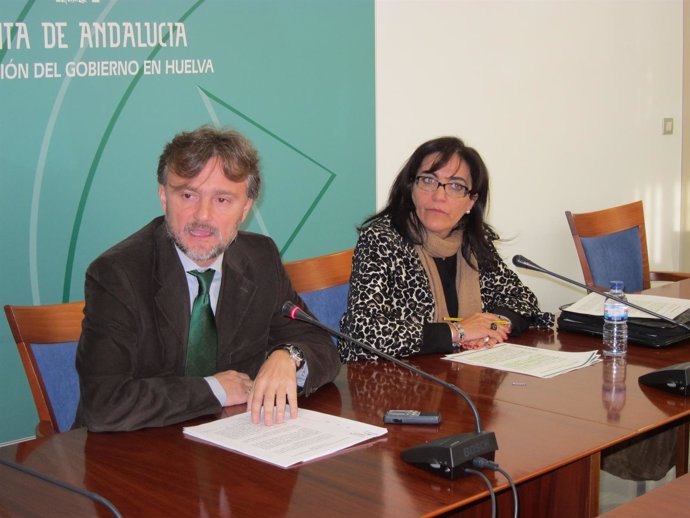 El delegado de la Junta en Huelva, José Fiscal, junto a Josefa Glez Bayo. 