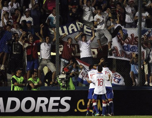 Aficionados del Nacional de Montevideo celebrando un gol de su equipo.