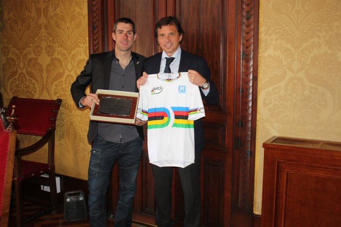 Alcalde de Palma y el campeón de ciclismo en pista, Davod Muntaner