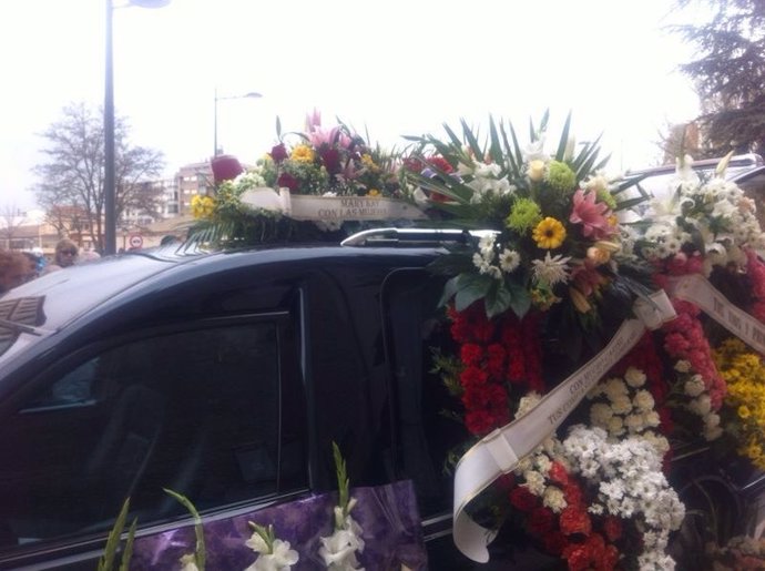 Coche fúnebre con los restos de María Henar G.L.