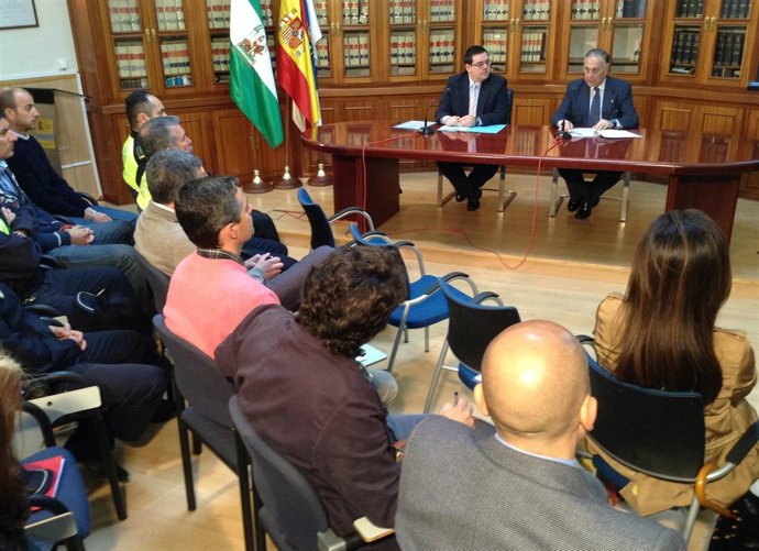 El subdelegado del Gobierno en Huelva, Enrique Pérez Viguera, con Tráfico.