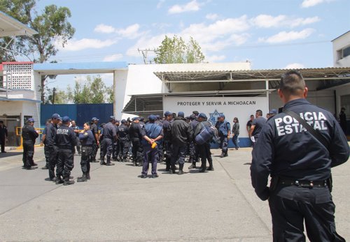Huelga de policías en Michoacán.