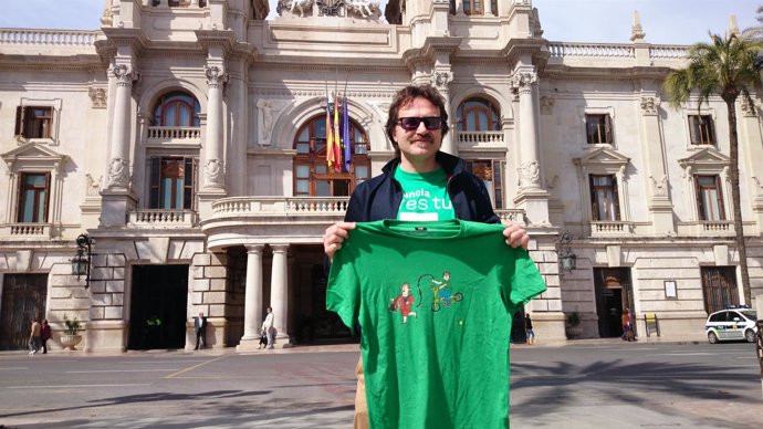 Giuseppe Grezzi con la camiseta frente al Ayuntamiento
