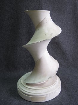 Escultura geométrica de escayola de la colección de Zoel García de Galdeano