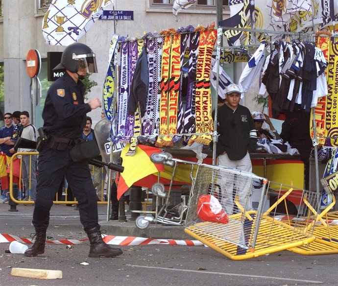 Un policía en las inmediaciones del Santiago Bernabéu