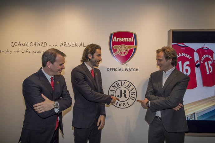 Robert Pires en la presentanción de los relojes del Arsenal