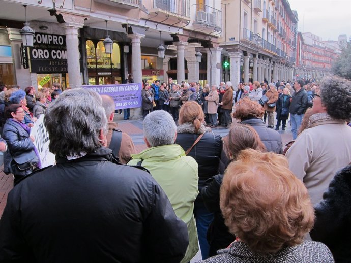Concentración en Valladolid en recuerdo de las víctimas de violencia de género 